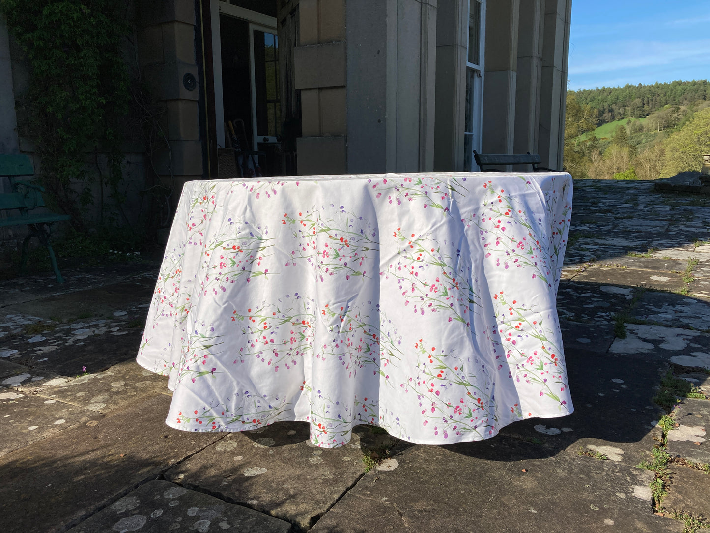 Round tablecloth in Sweet Pea design