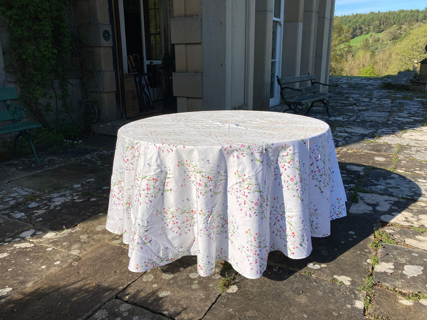 Round tablecloth in Sweet Pea design